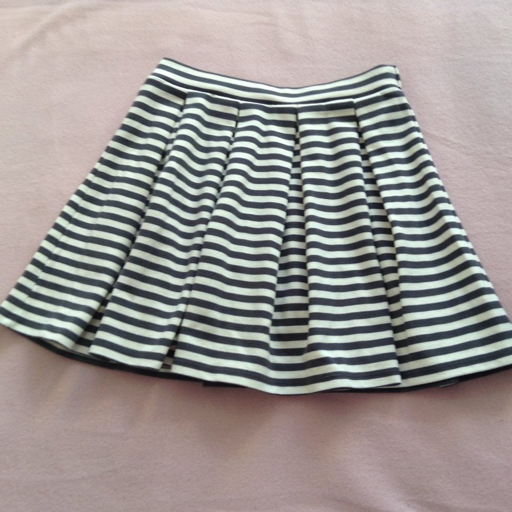 AEO Pleated Skater Skirt, White/Grey Horizontal Stripe, Sz. XS